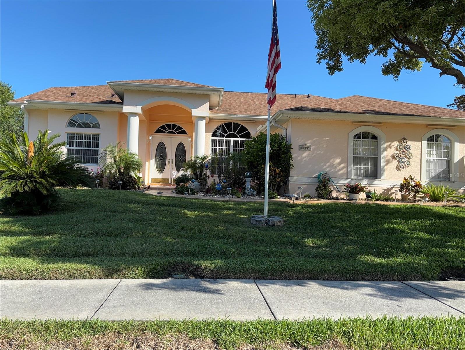 Listing photo id 3 for 13339 Amberwood Street