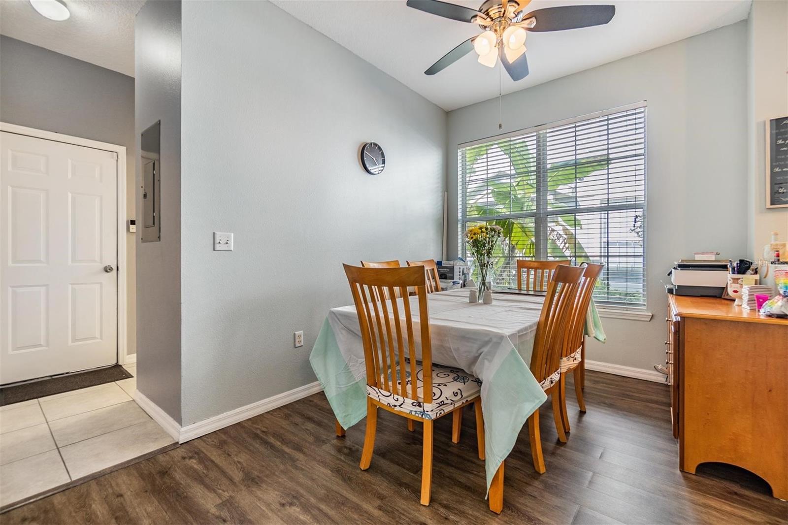 Listing photo id 9 for 6736 Breezy Palm Drive