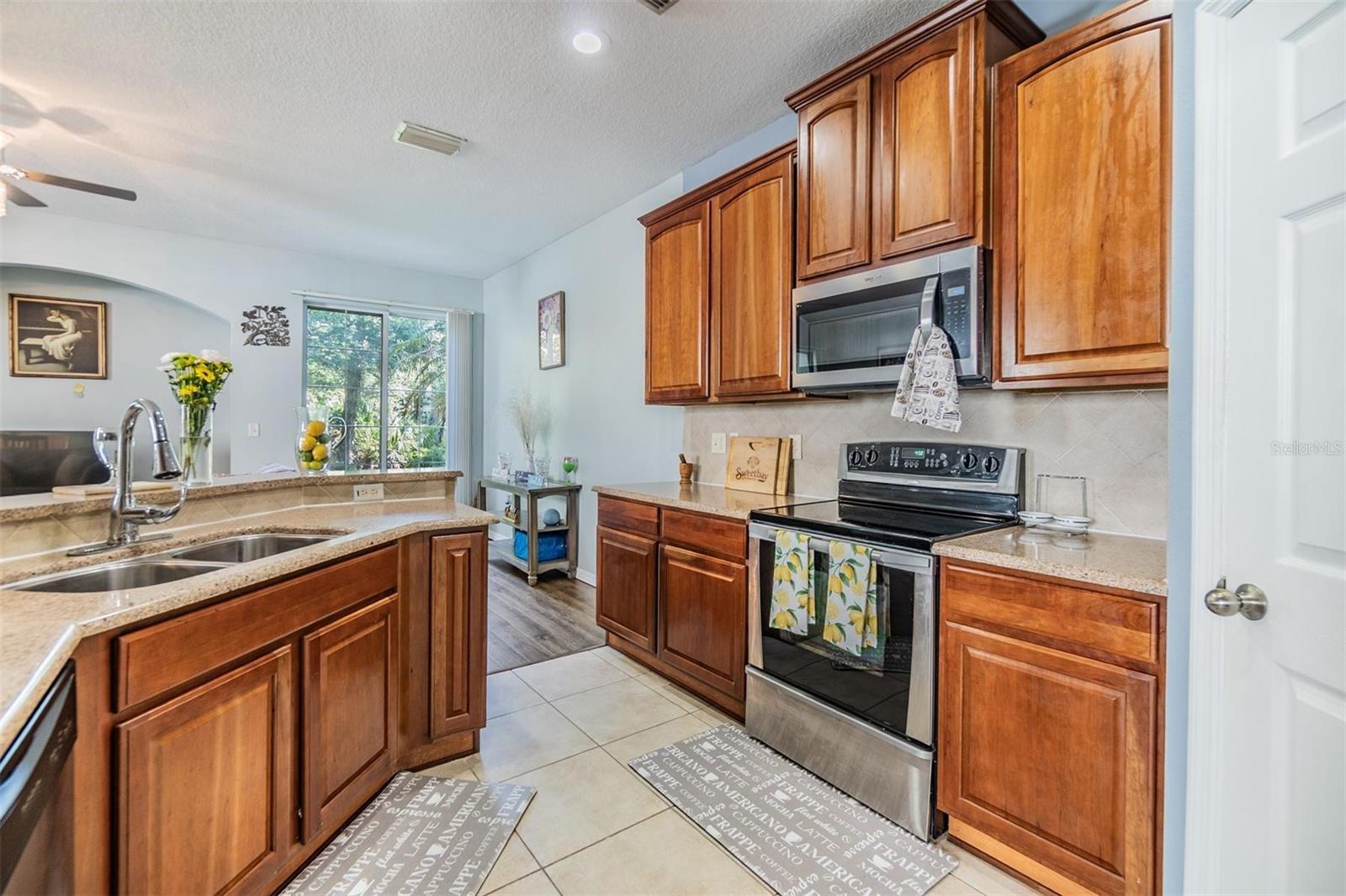 Listing photo id 10 for 6736 Breezy Palm Drive