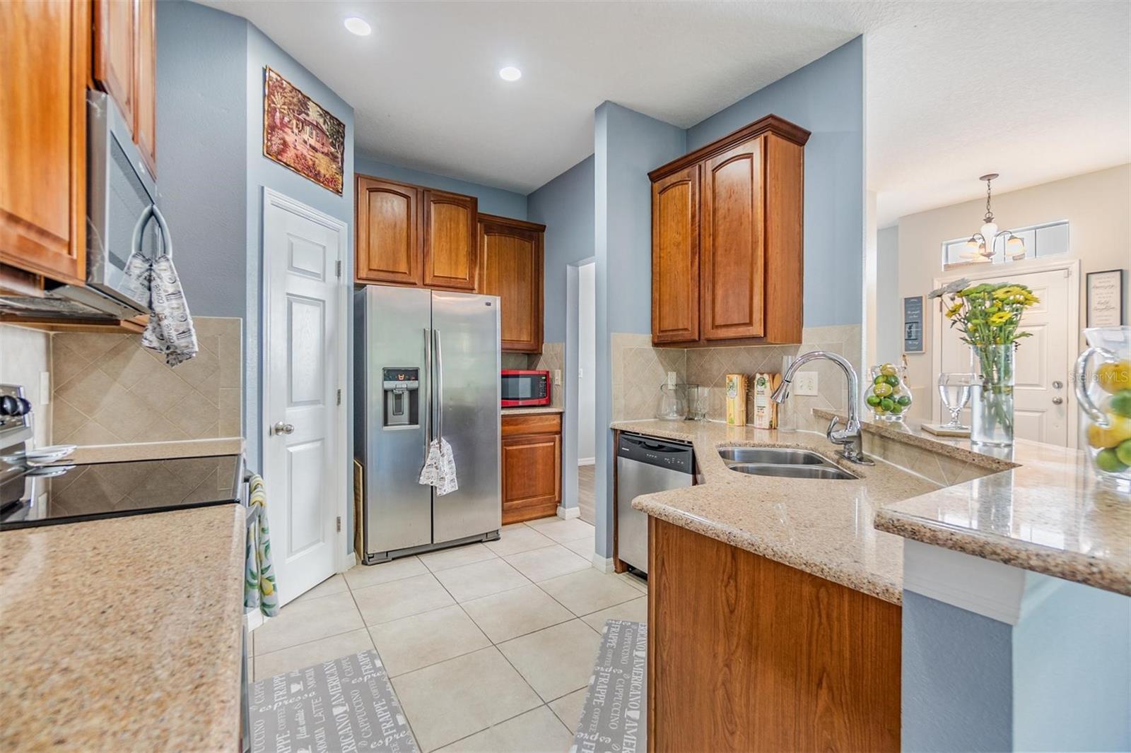 Listing photo id 11 for 6736 Breezy Palm Drive