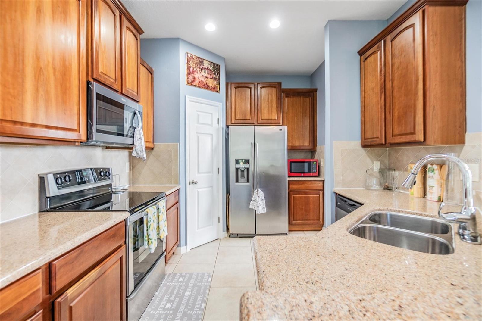 Listing photo id 12 for 6736 Breezy Palm Drive
