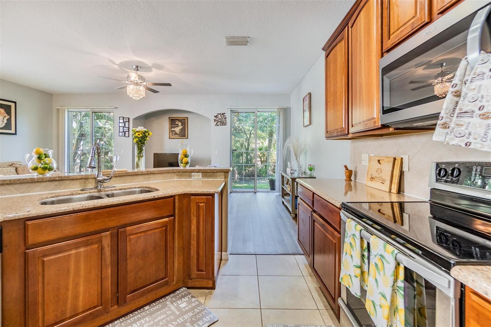 Listing photo id 13 for 6736 Breezy Palm Drive
