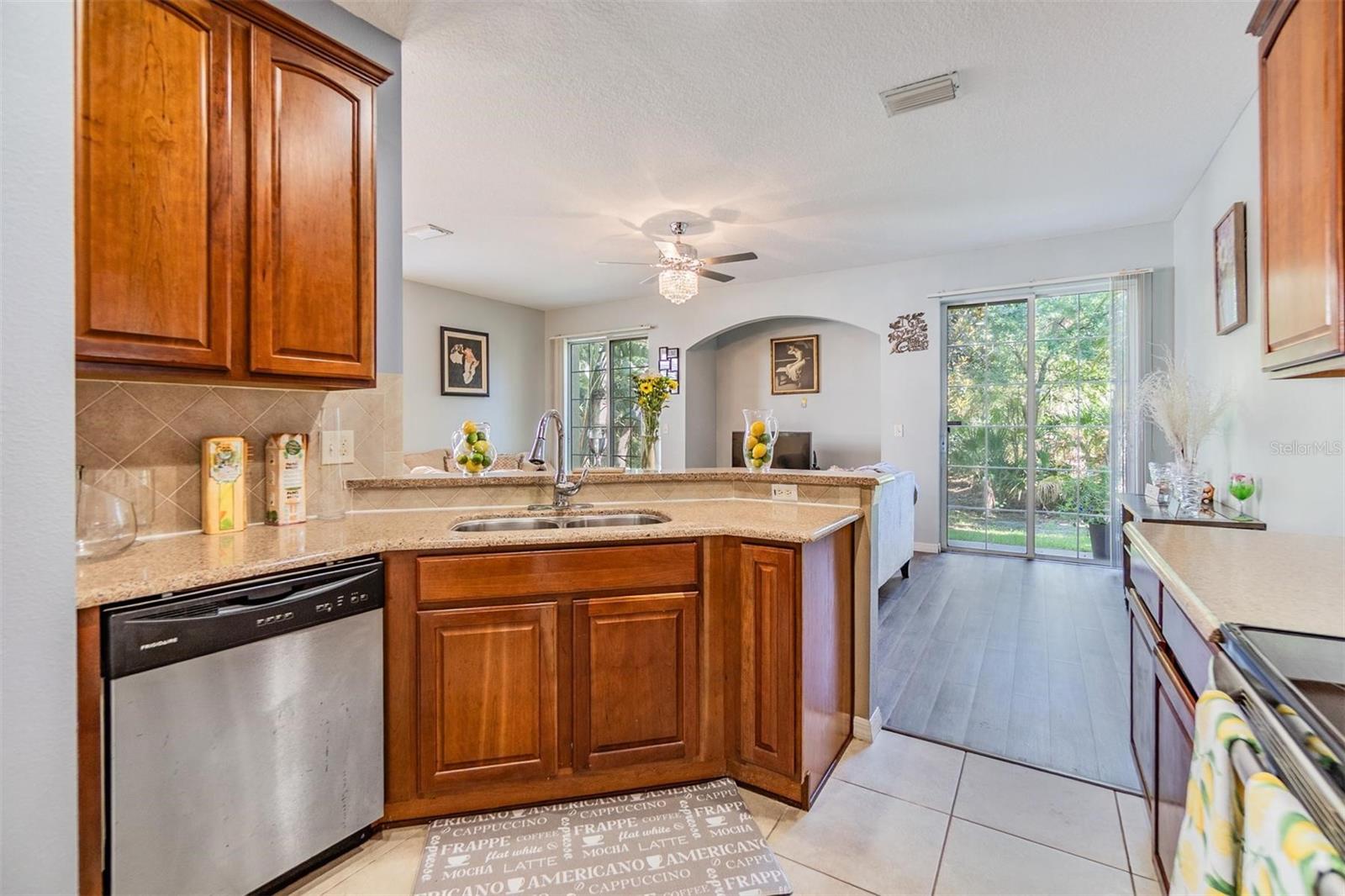 Listing photo id 14 for 6736 Breezy Palm Drive