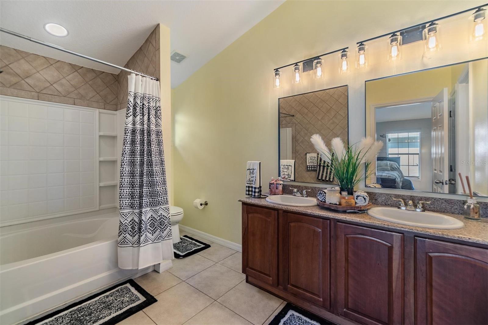 Listing photo id 17 for 6736 Breezy Palm Drive