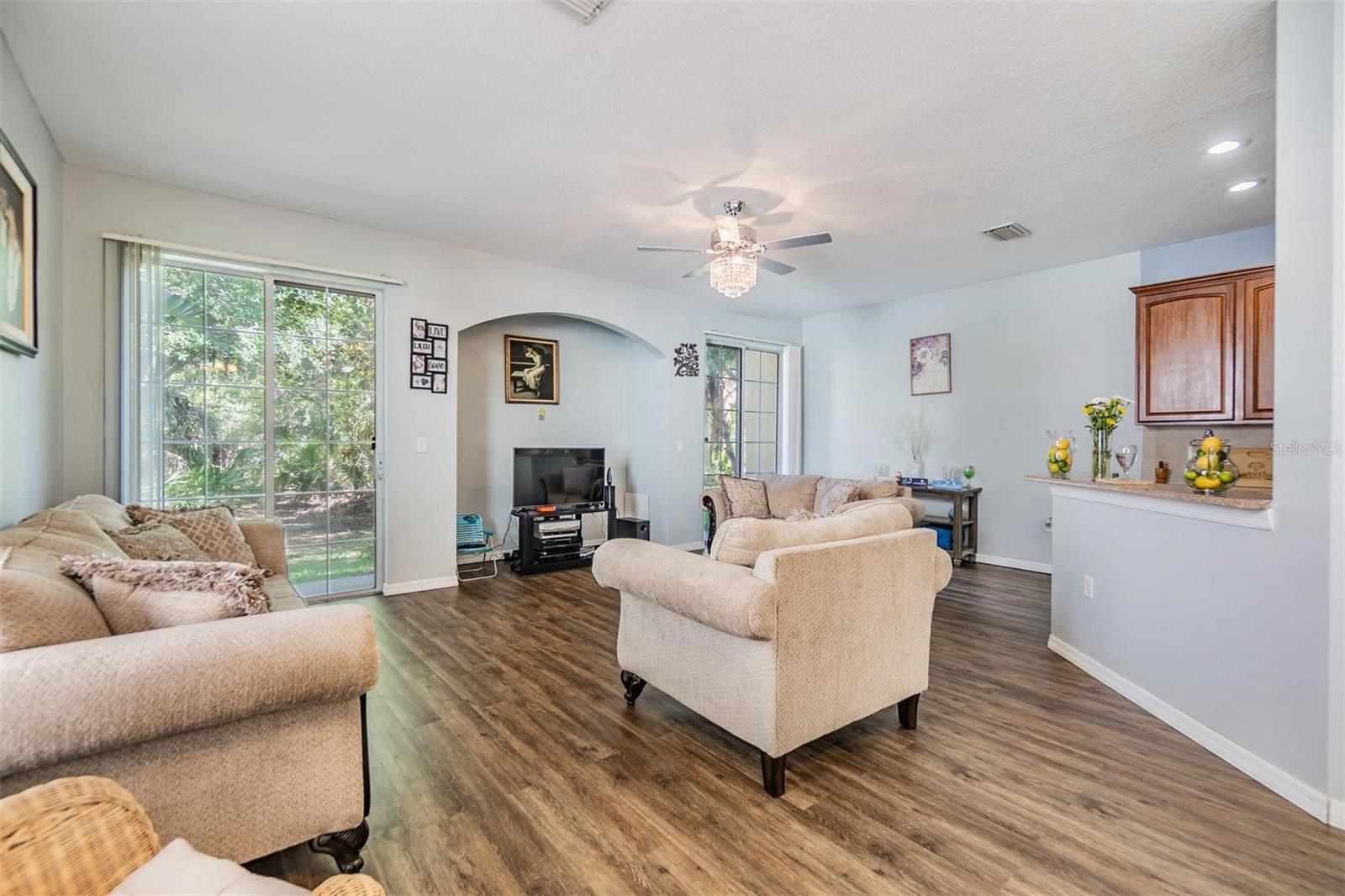 Listing photo id 3 for 6736 Breezy Palm Drive