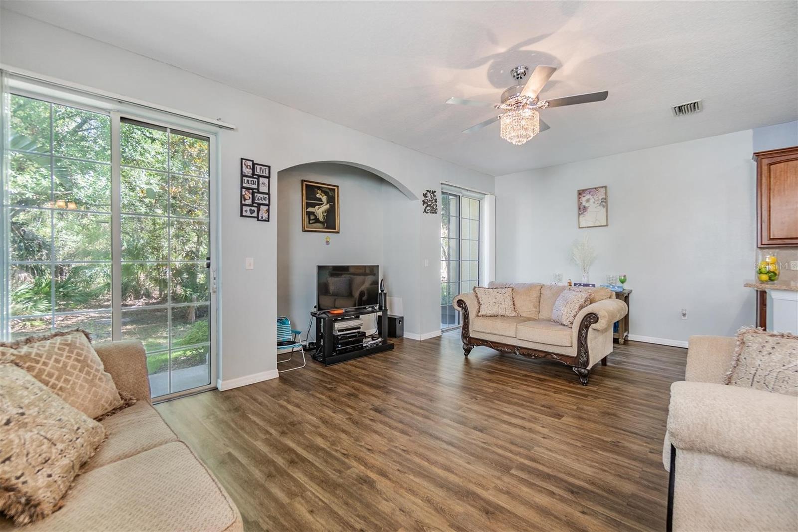 Listing photo id 5 for 6736 Breezy Palm Drive
