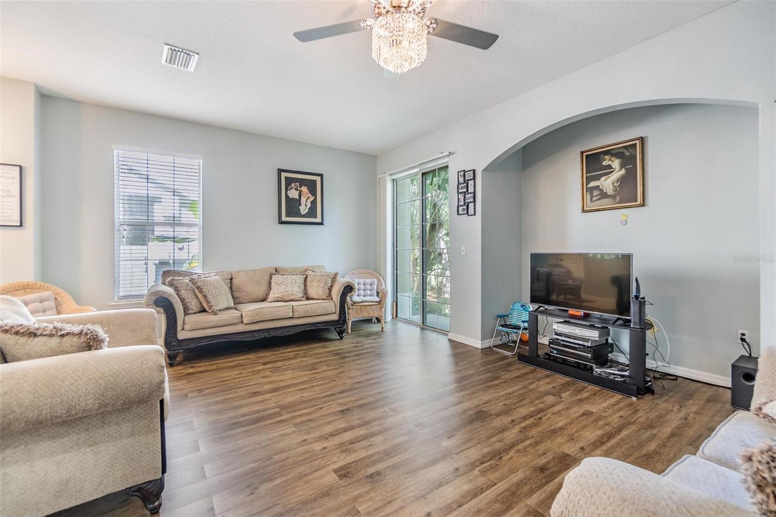 Listing photo id 6 for 6736 Breezy Palm Drive