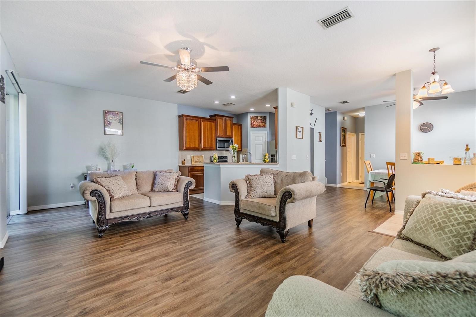 Listing photo id 7 for 6736 Breezy Palm Drive