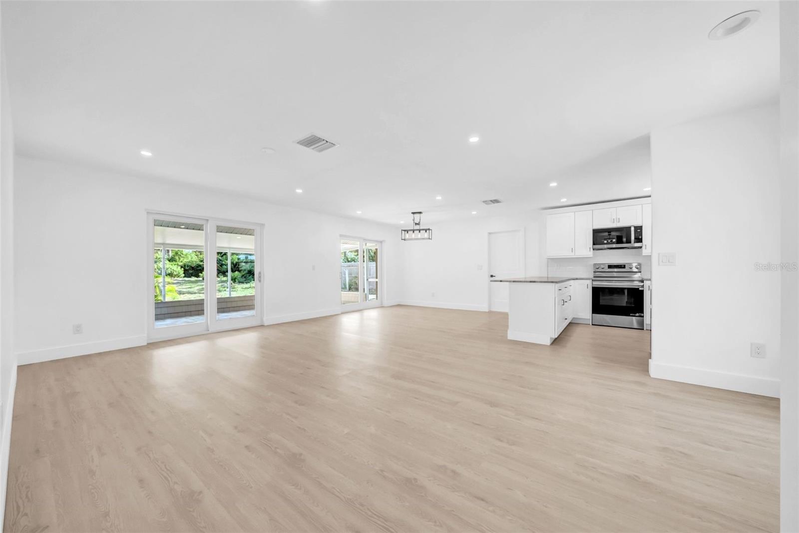 Image 15 of 38 For 8433 101st Avenue