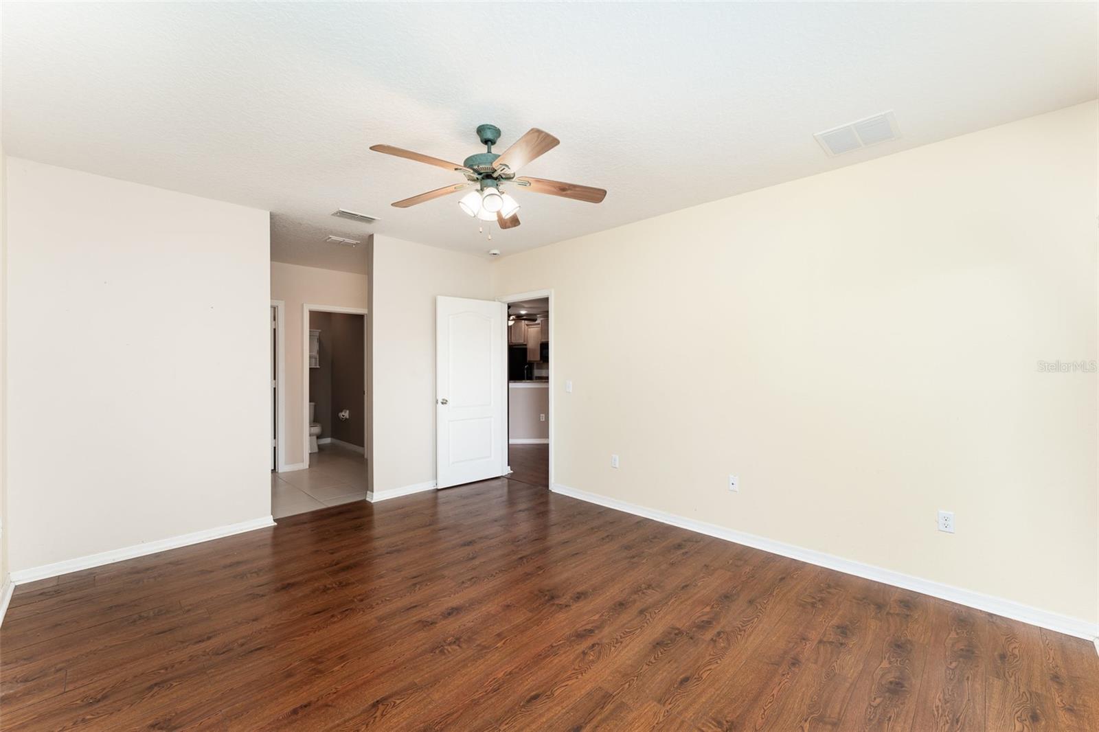 Image 17 of 25 For 6898 Glenbrook Drive