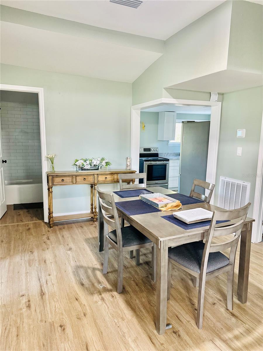 Listing photo id 11 for 5654 12th Street
