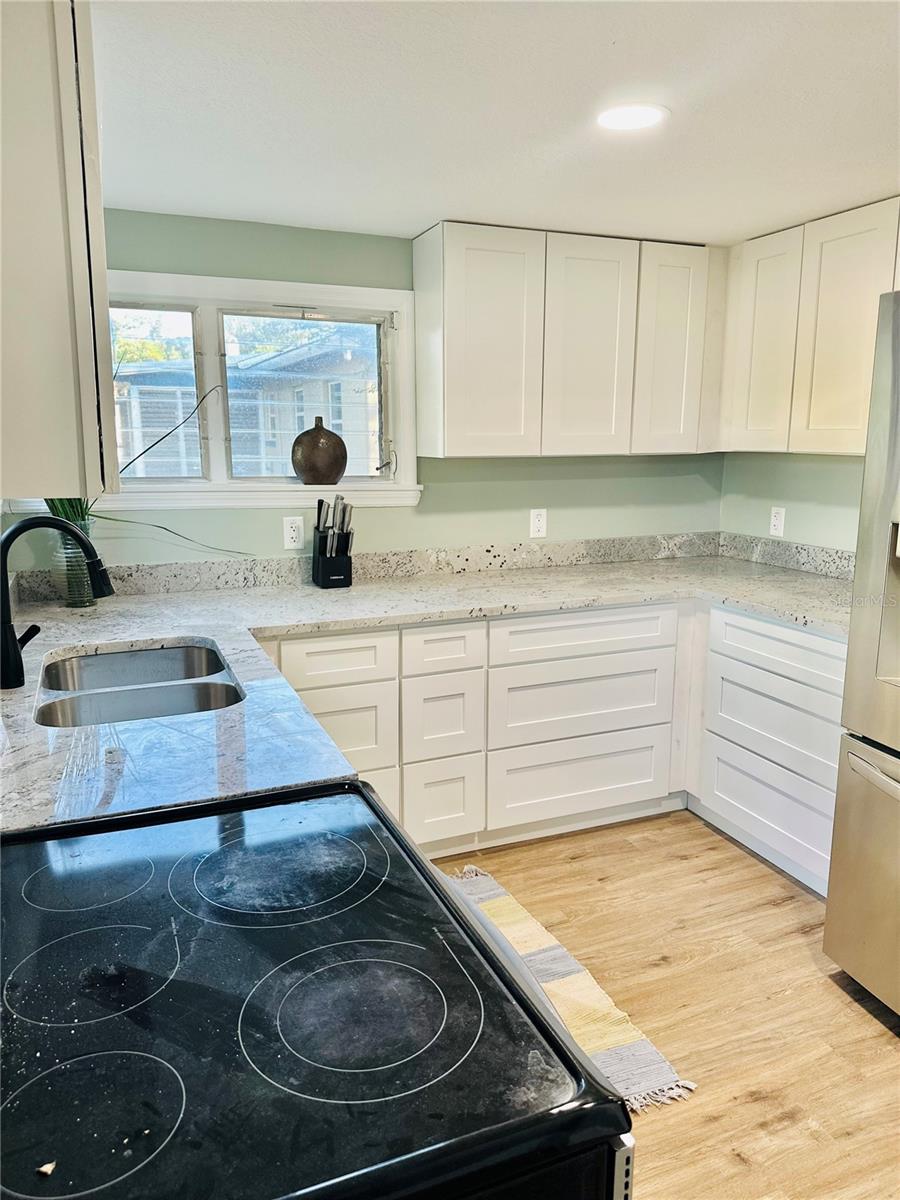 Listing photo id 2 for 5654 12th Street