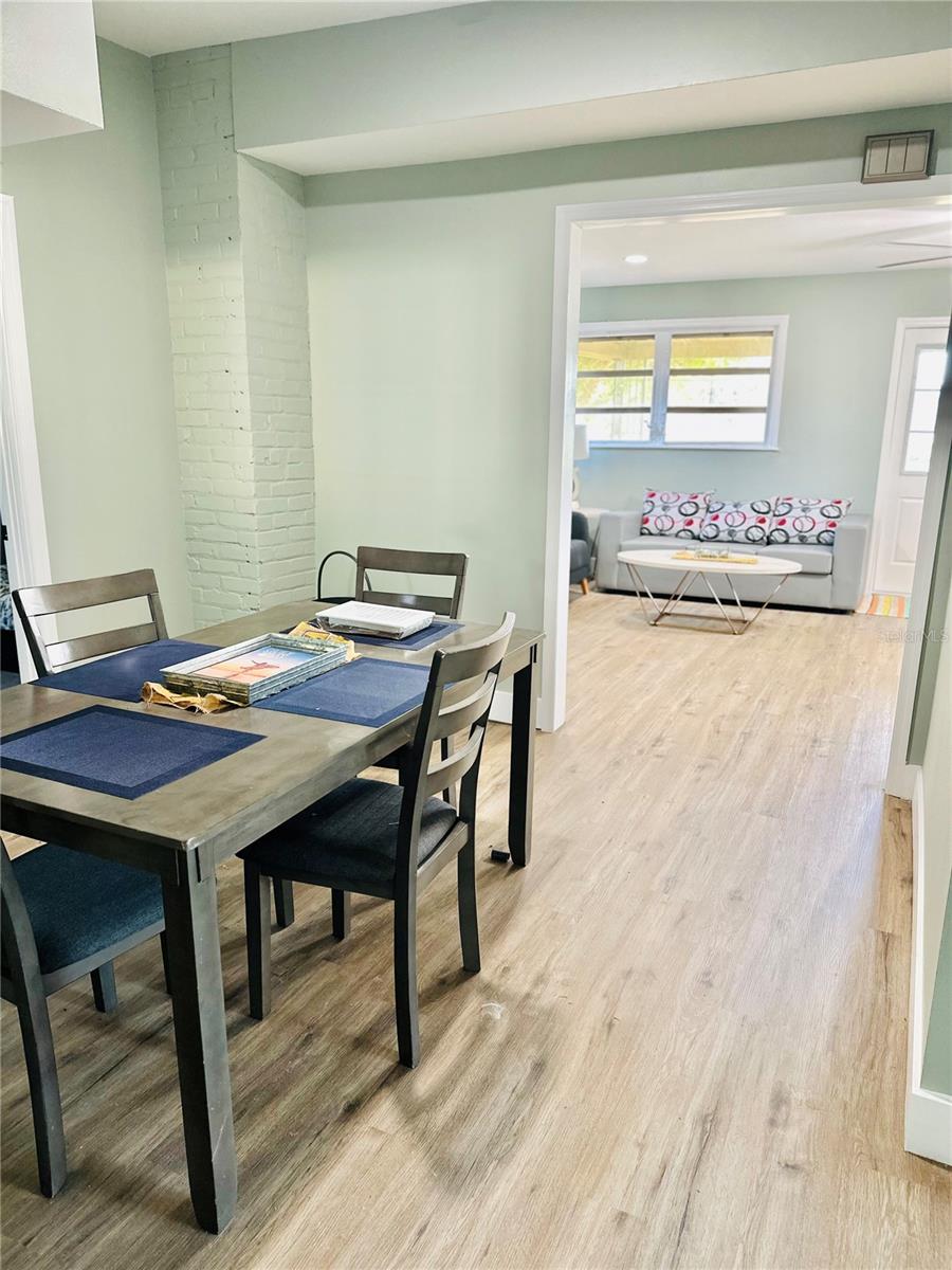 Listing photo id 5 for 5654 12th Street