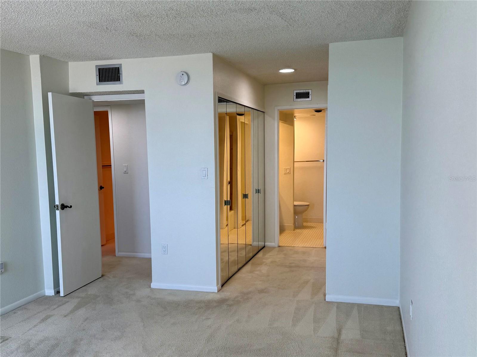 Image 21 of 36 For 400 Island Way 1402