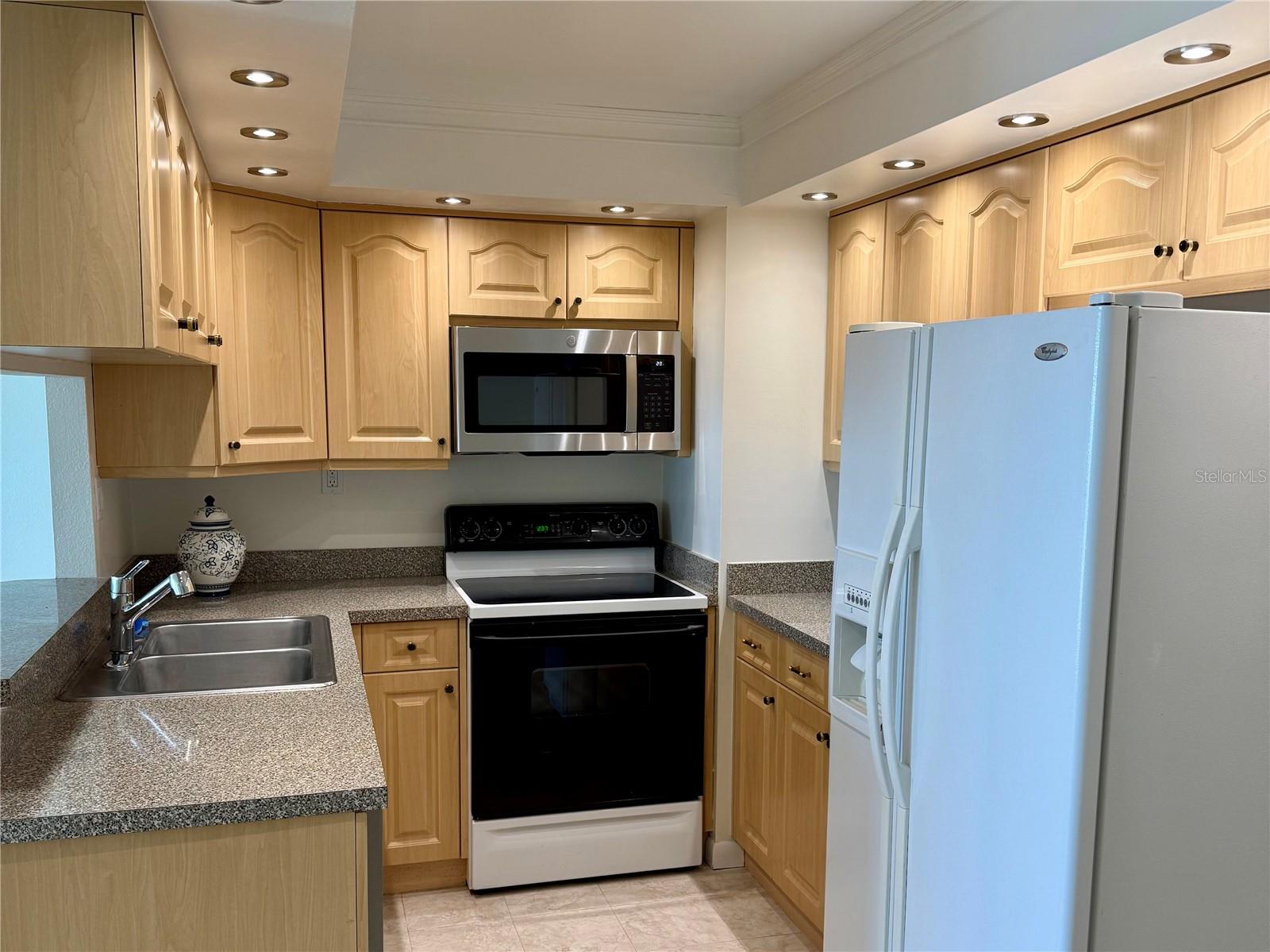 Image 3 of 36 For 400 Island Way 1402