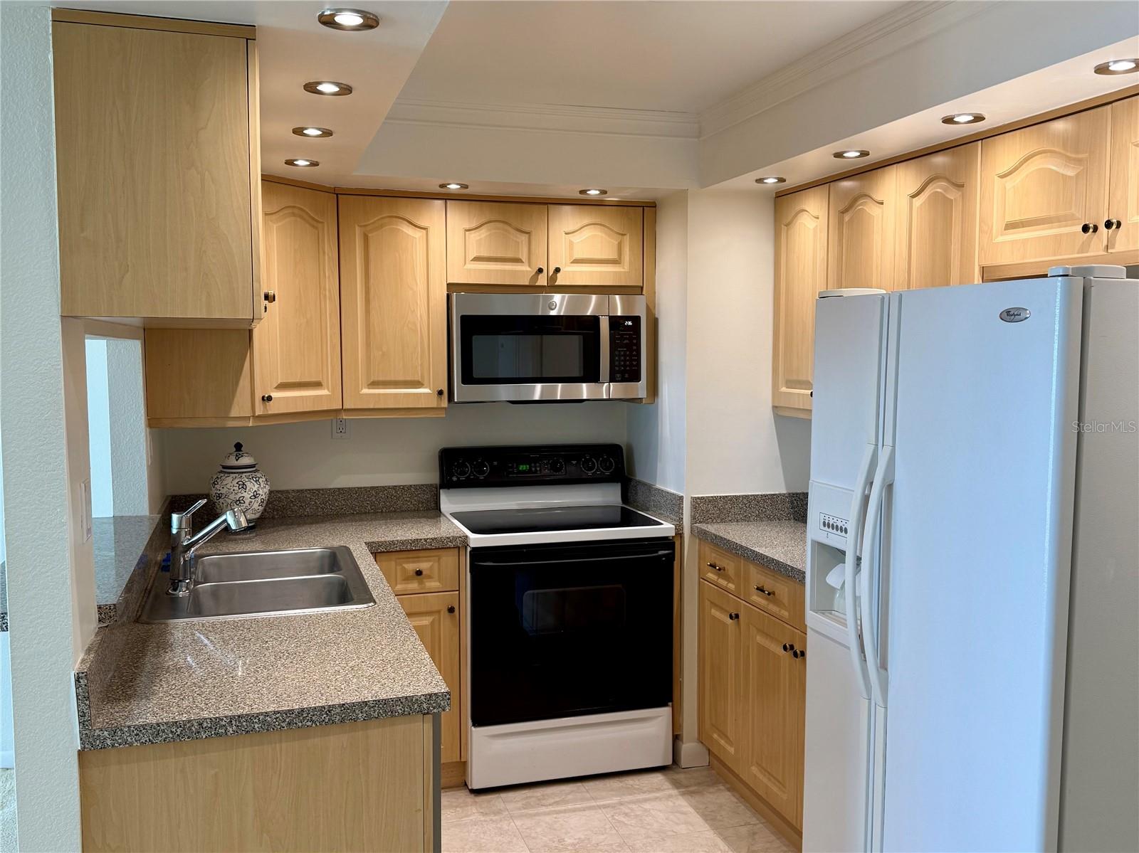 Image 4 of 36 For 400 Island Way 1402