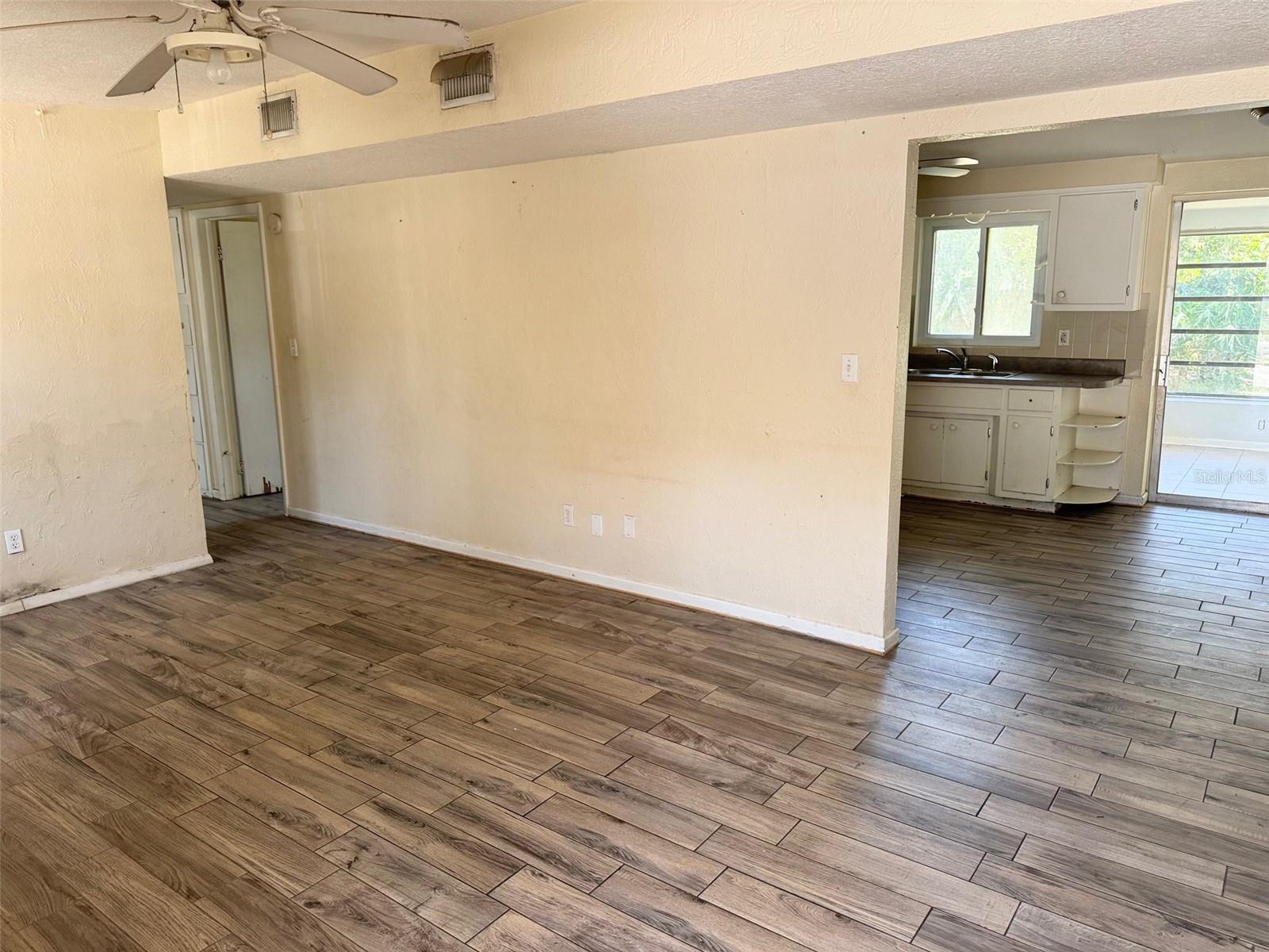 Listing photo id 0 for 2271 Terrace Drive N