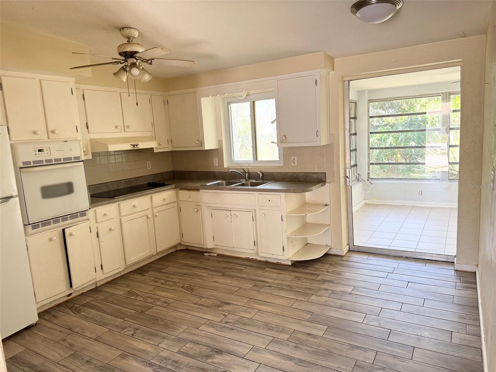 Listing photo id 1 for 2271 Terrace Drive N