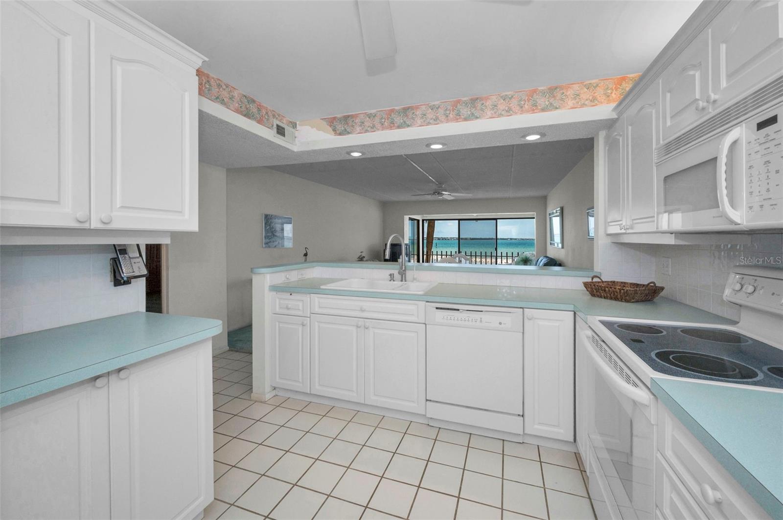 Image 12 of 33 For 865 Gulfview Boulevard 202