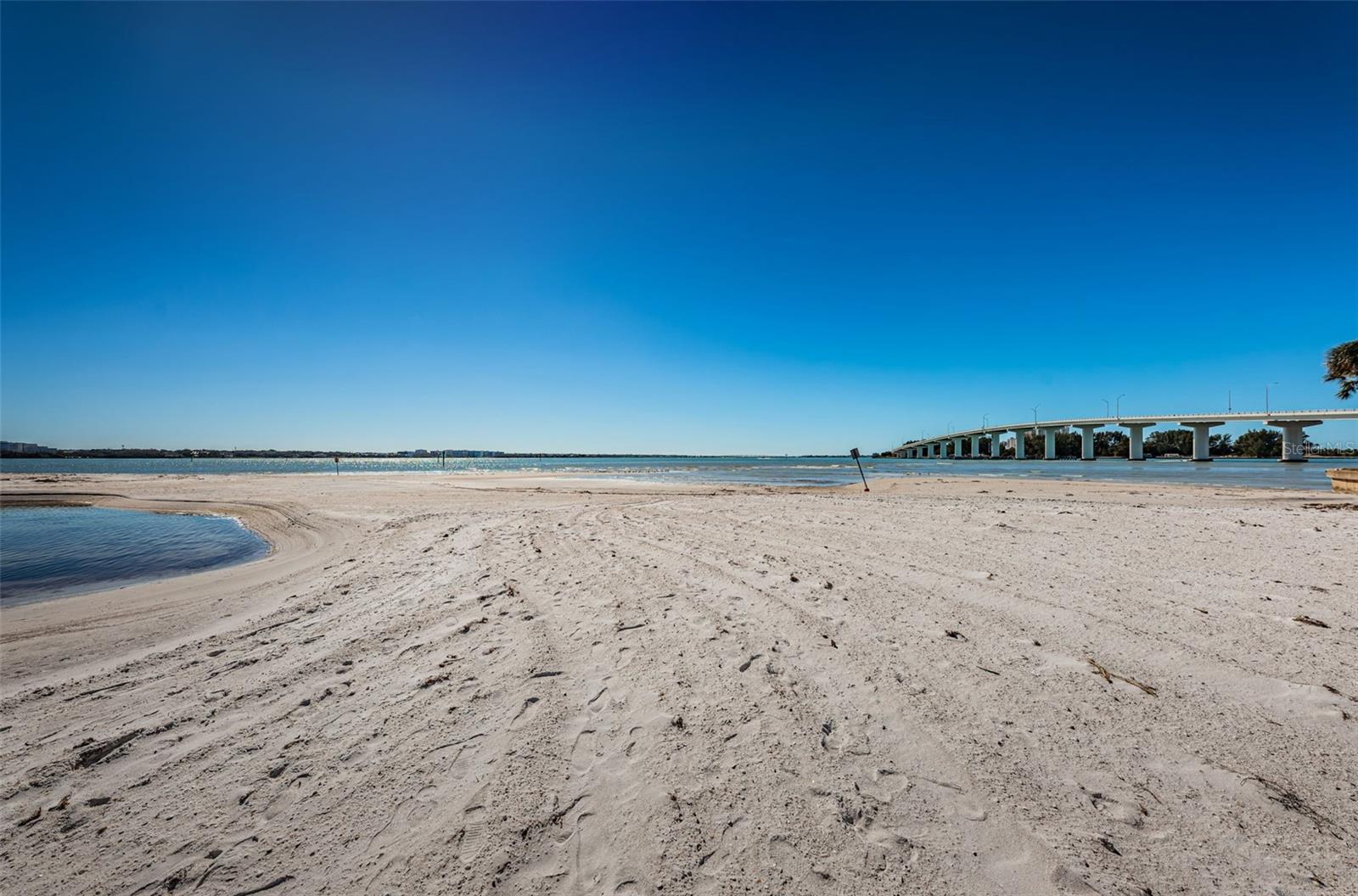 Image 29 of 33 For 865 Gulfview Boulevard 202