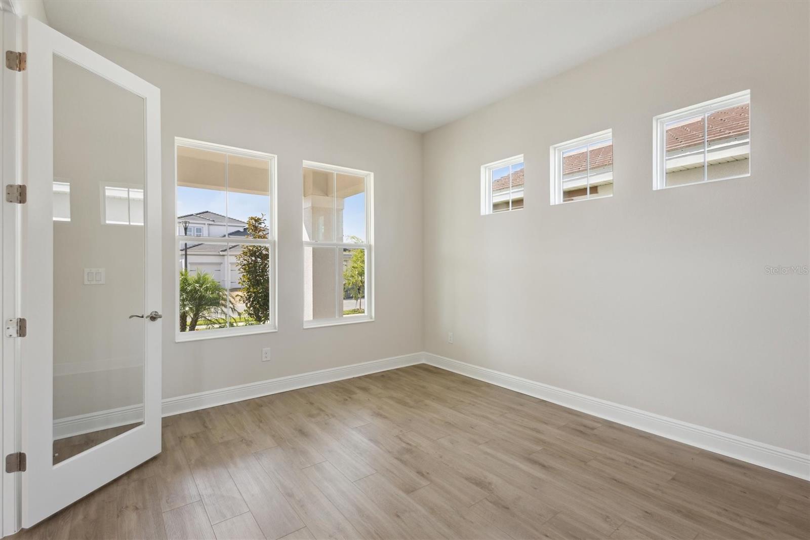 Listing photo id 24 for 10320 Longmeadow Avenue