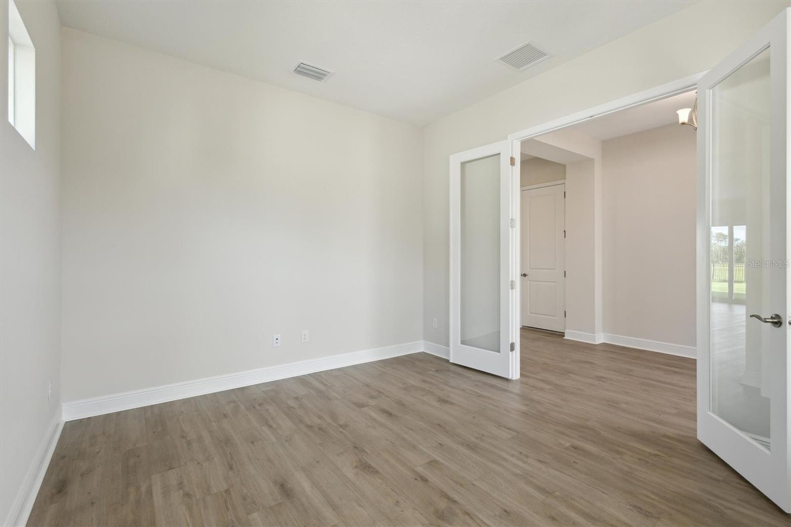 Listing photo id 25 for 10320 Longmeadow Avenue