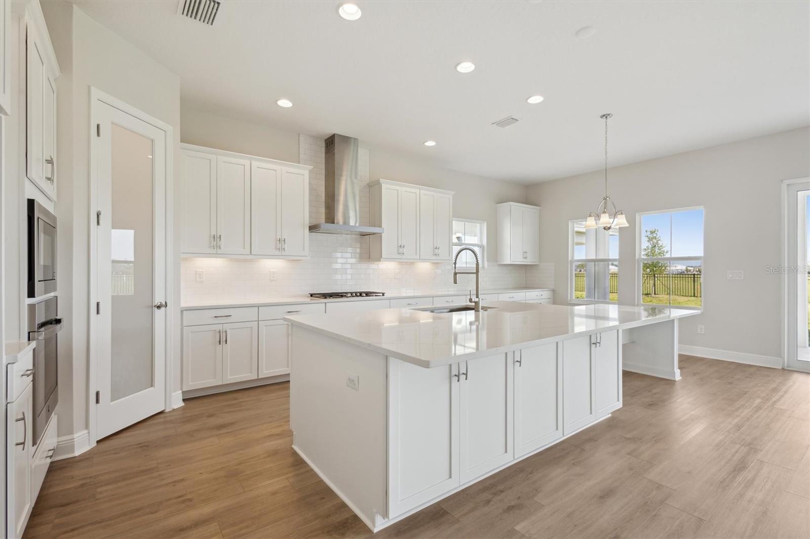 Listing photo id 2 for 10320 Longmeadow Avenue