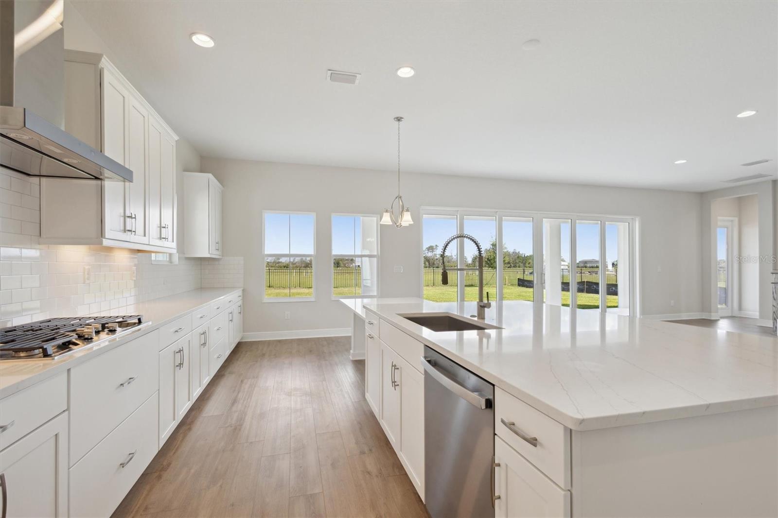 Listing photo id 3 for 10320 Longmeadow Avenue