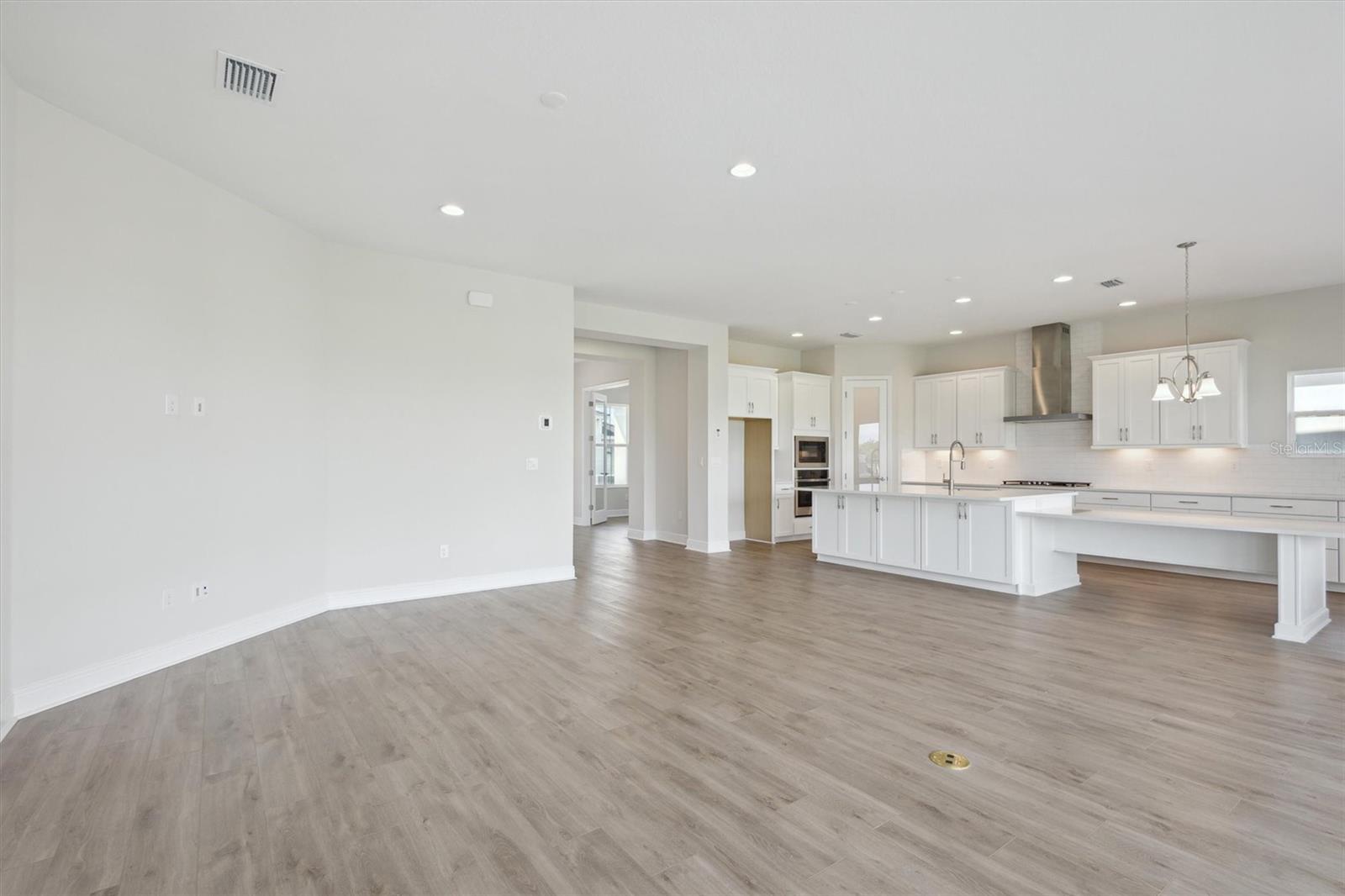 Listing photo id 6 for 10320 Longmeadow Avenue