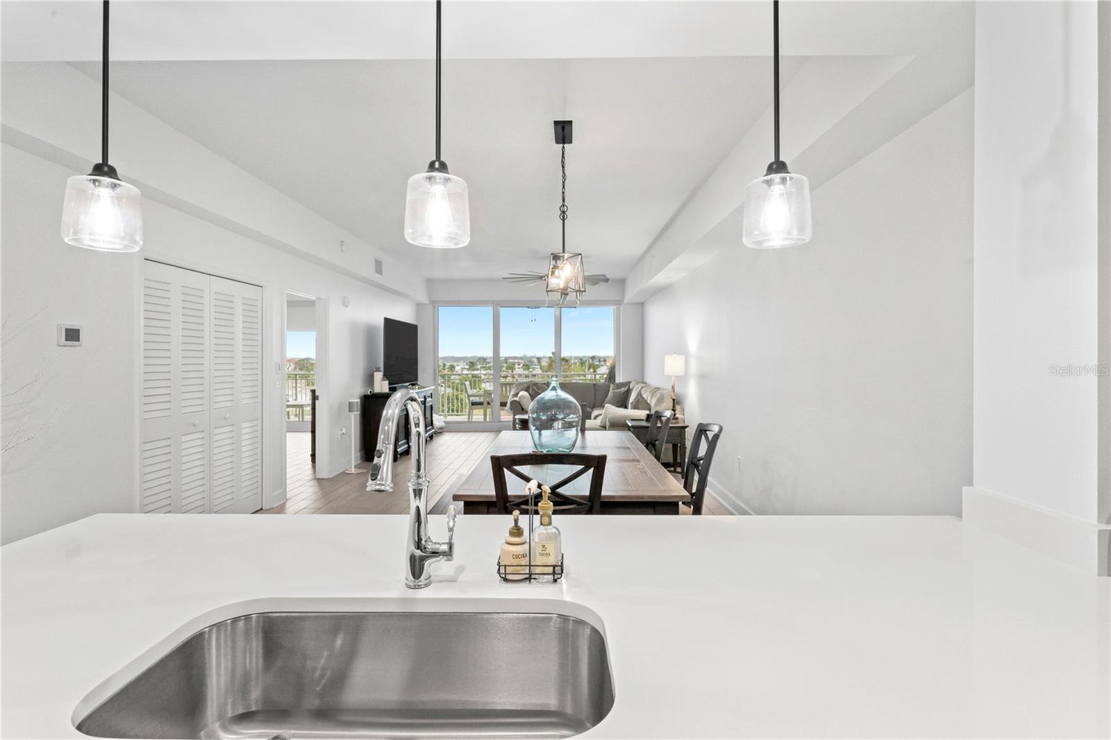 Image 15 of 46 For 125 Island Way 402
