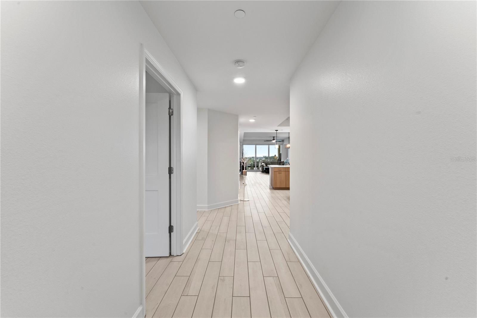 Image 2 of 46 For 125 Island Way 402