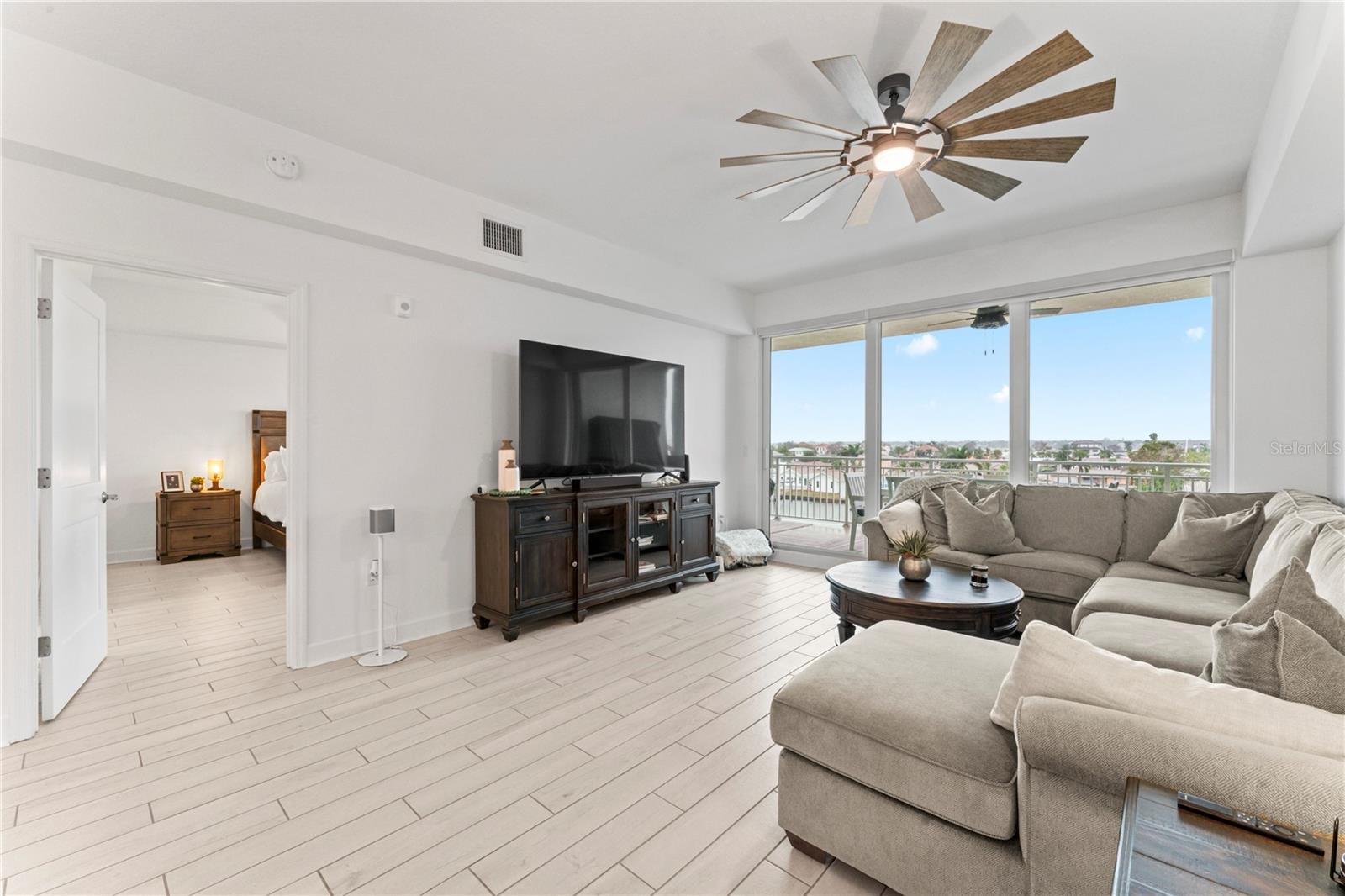 Image 21 of 46 For 125 Island Way 402