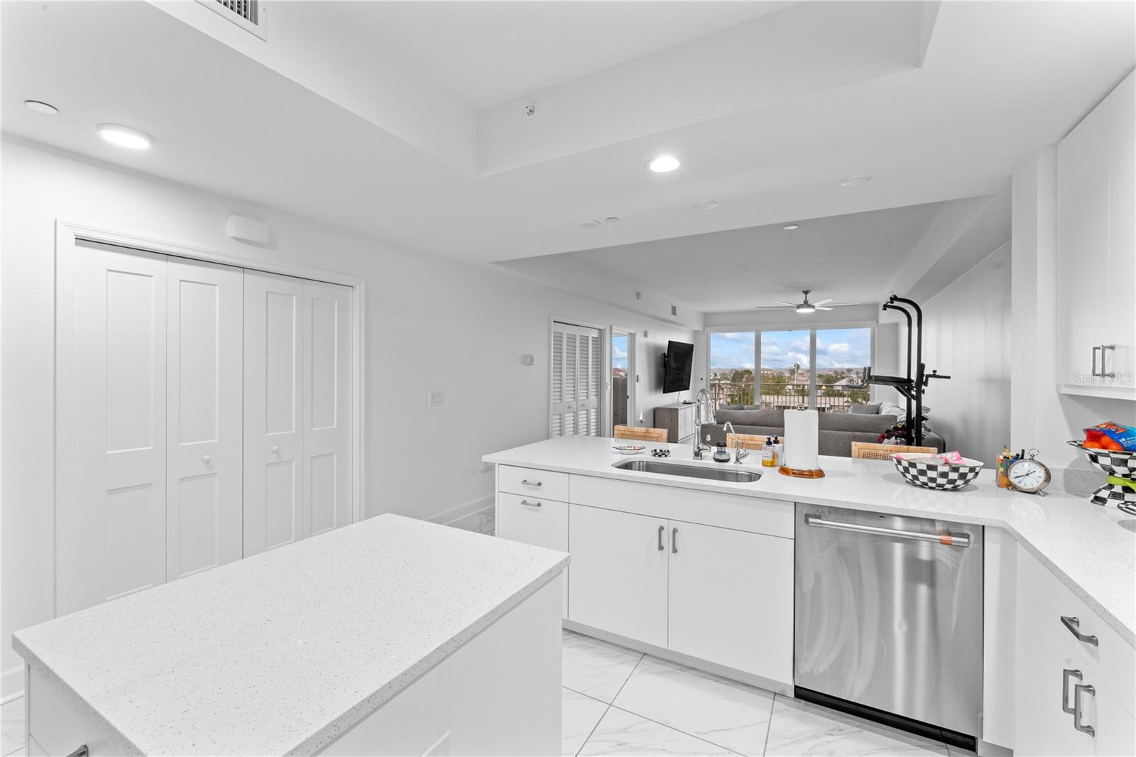 Image 10 of 44 For 125 Island Way 404