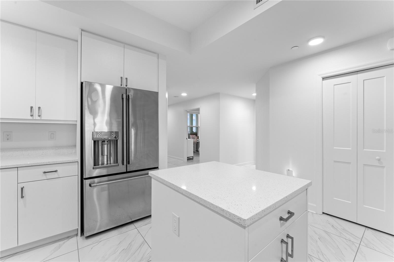 Image 11 of 44 For 125 Island Way 404