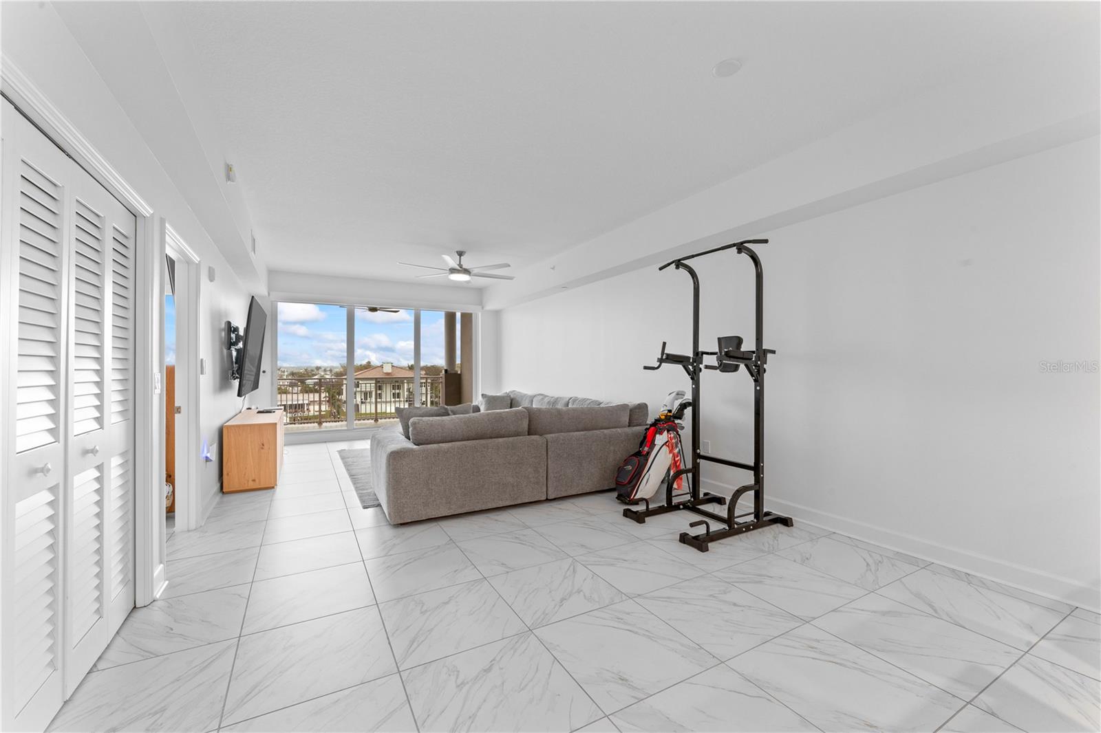 Image 14 of 44 For 125 Island Way 404