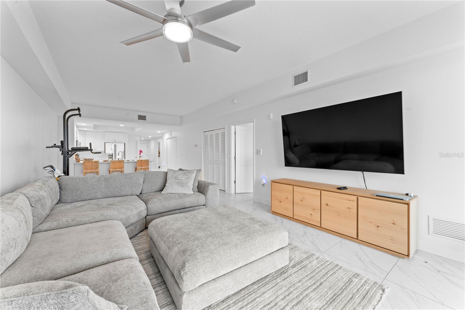Image 18 of 44 For 125 Island Way 404