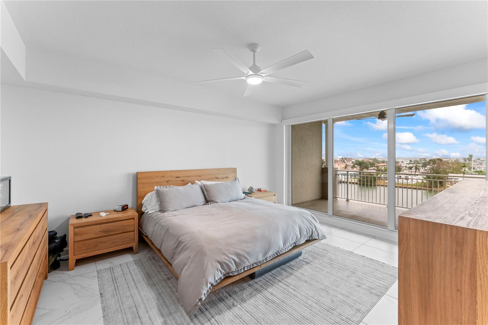 Image 20 of 44 For 125 Island Way 404