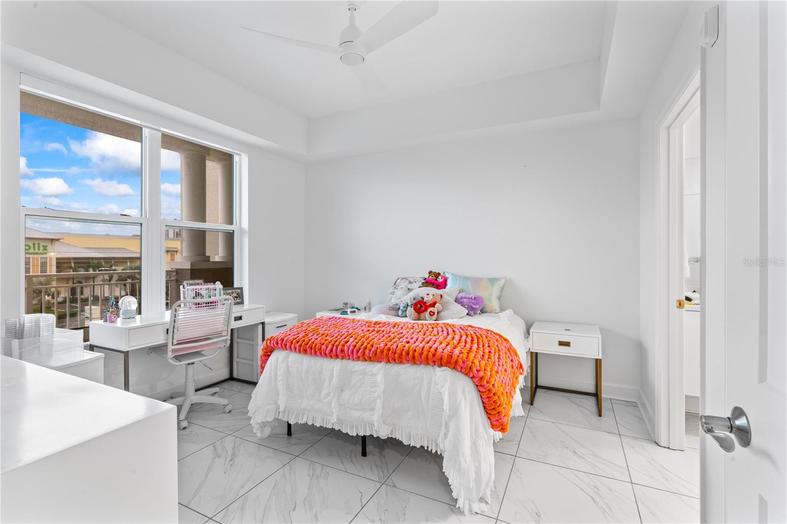 Image 3 of 44 For 125 Island Way 404
