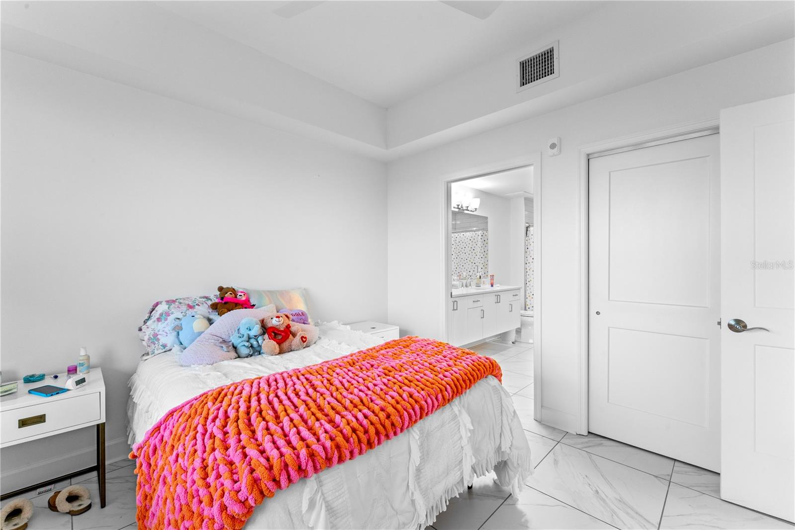 Image 4 of 44 For 125 Island Way 404