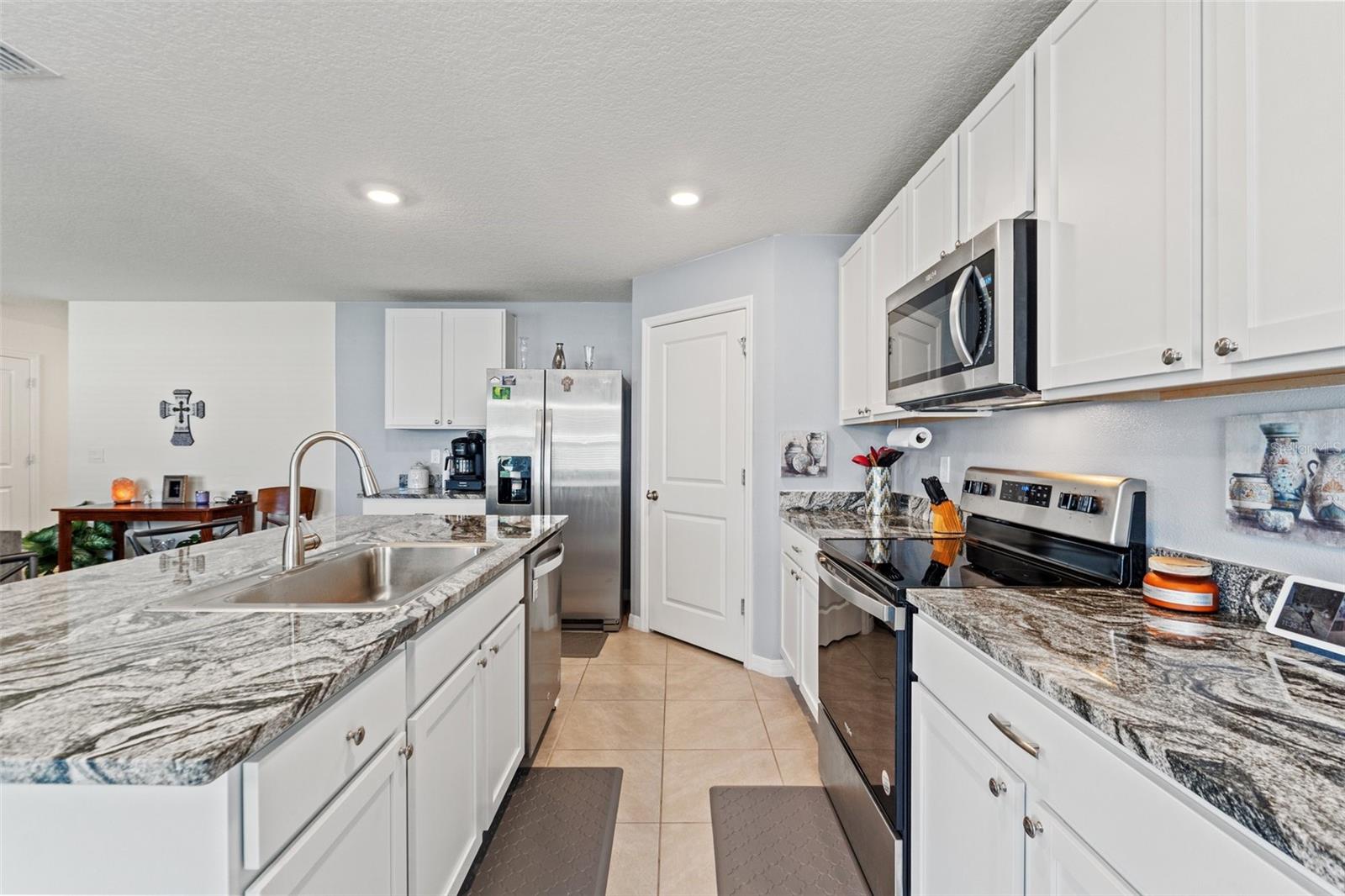 Listing photo id 4 for 13765 Whiskey Daisy Drive