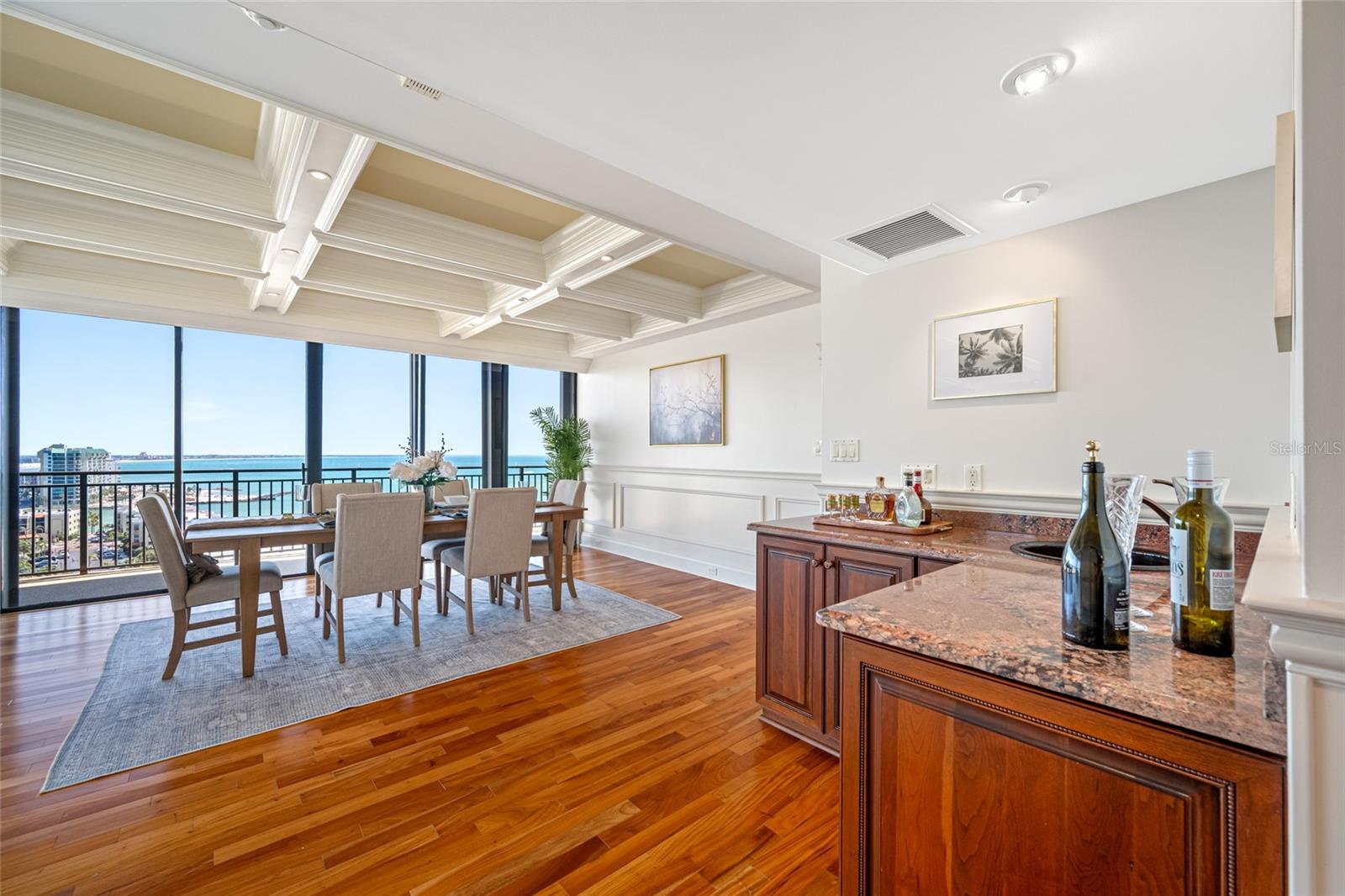 Listing photo id 13 for 7600 Bayshore Drive 1201a