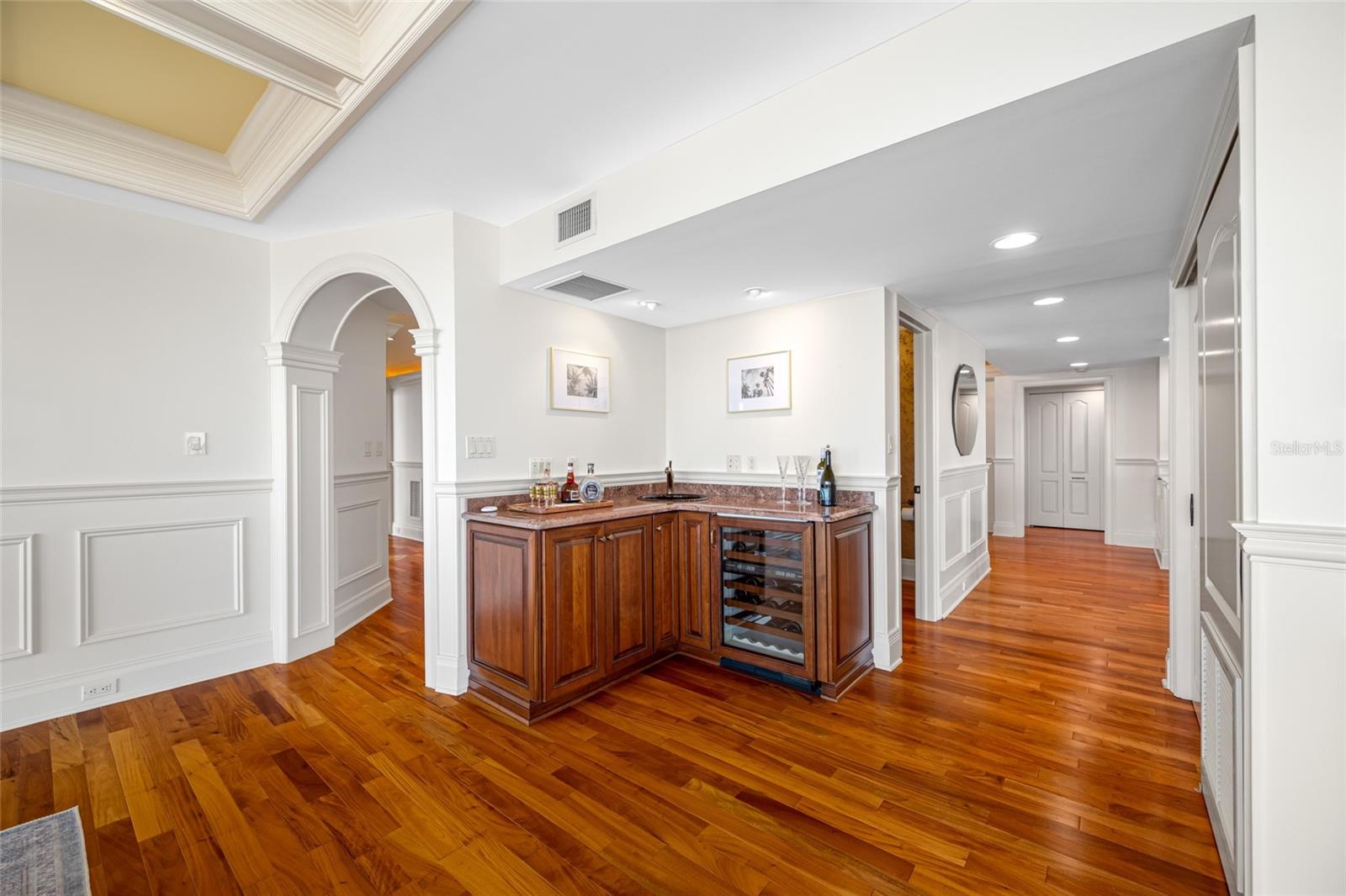 Listing photo id 14 for 7600 Bayshore Drive 1201a