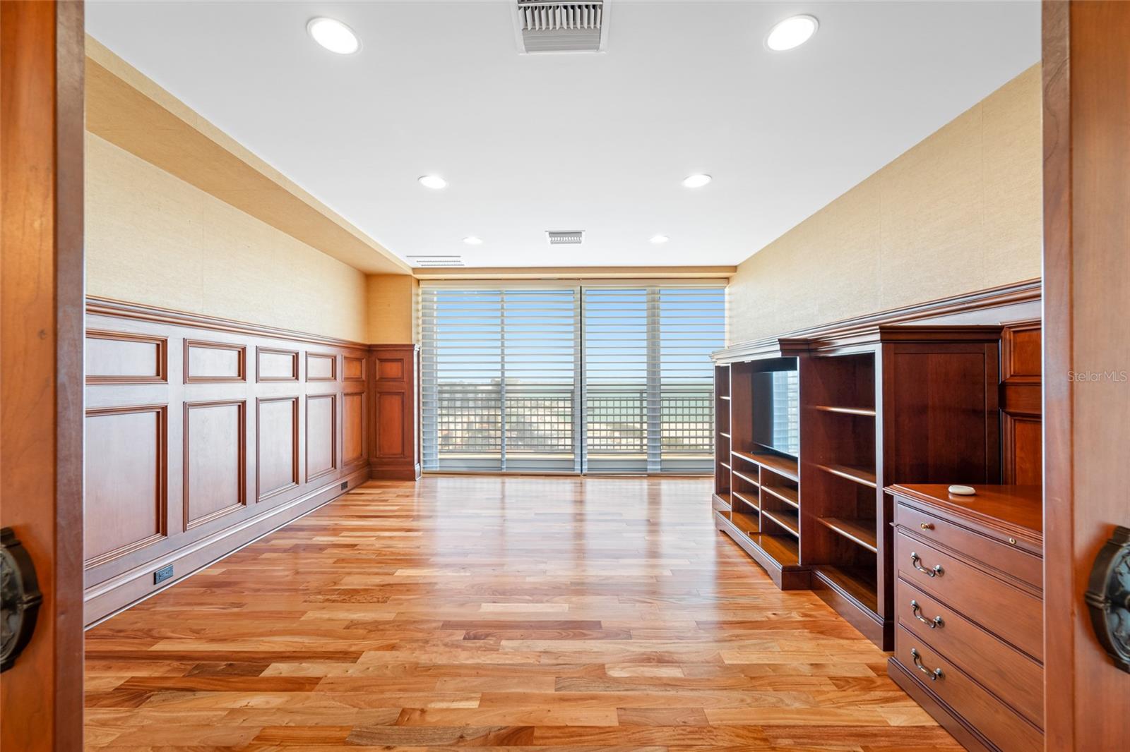 Listing photo id 23 for 7600 Bayshore Drive 1201a