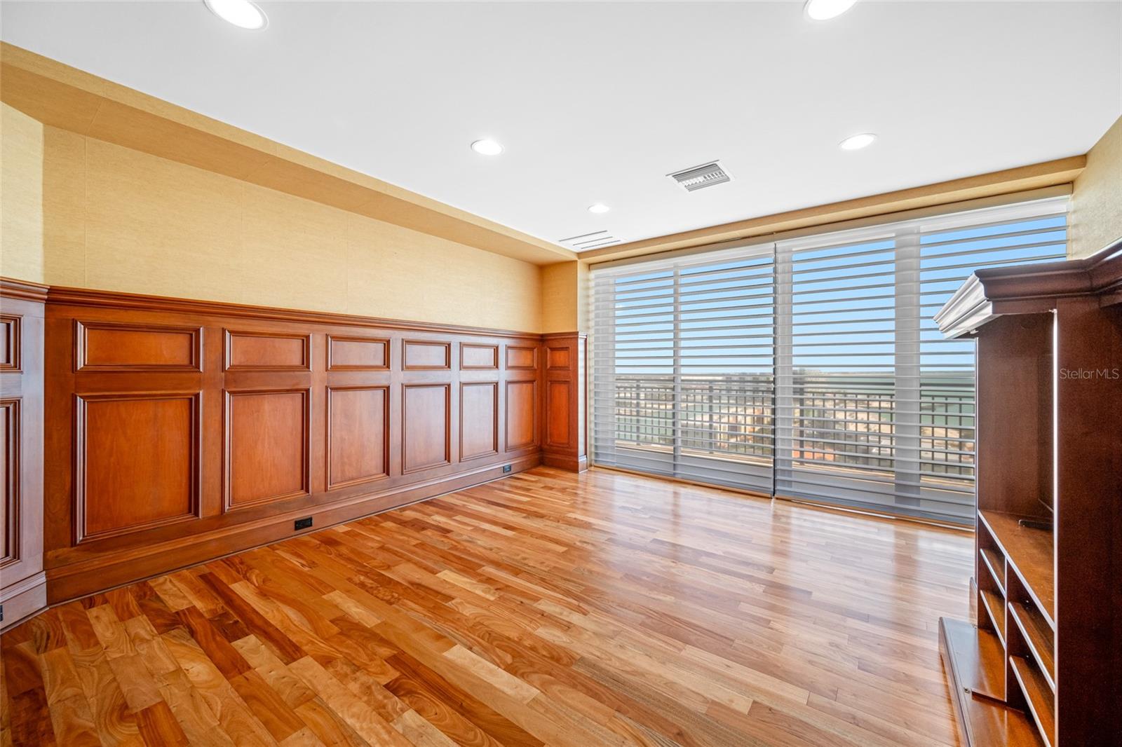 Listing photo id 24 for 7600 Bayshore Drive 1201a