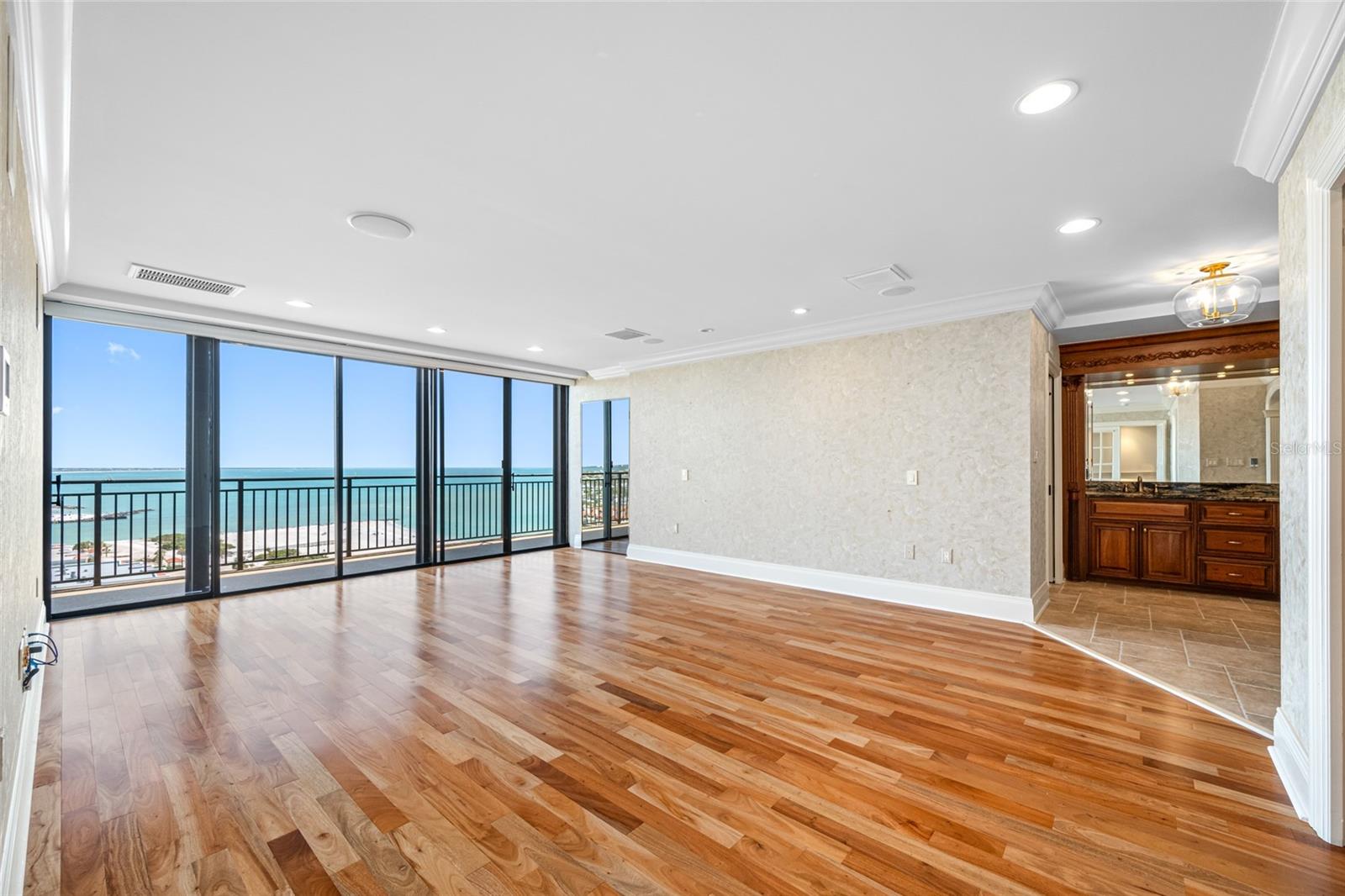 Listing photo id 27 for 7600 Bayshore Drive 1201a