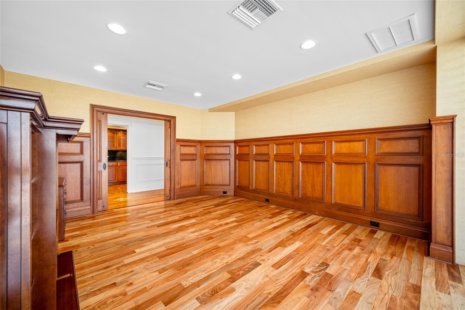 Listing photo id 32 for 7600 Bayshore Drive 1201a