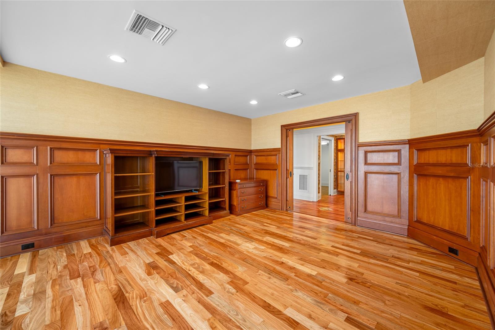 Listing photo id 33 for 7600 Bayshore Drive 1201a