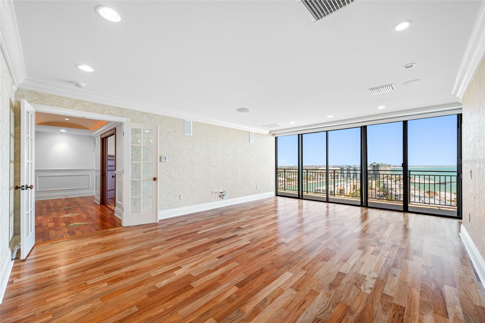 Listing photo id 35 for 7600 Bayshore Drive 1201a