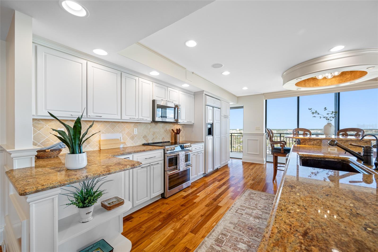 Listing photo id 3 for 7600 Bayshore Drive 1201a