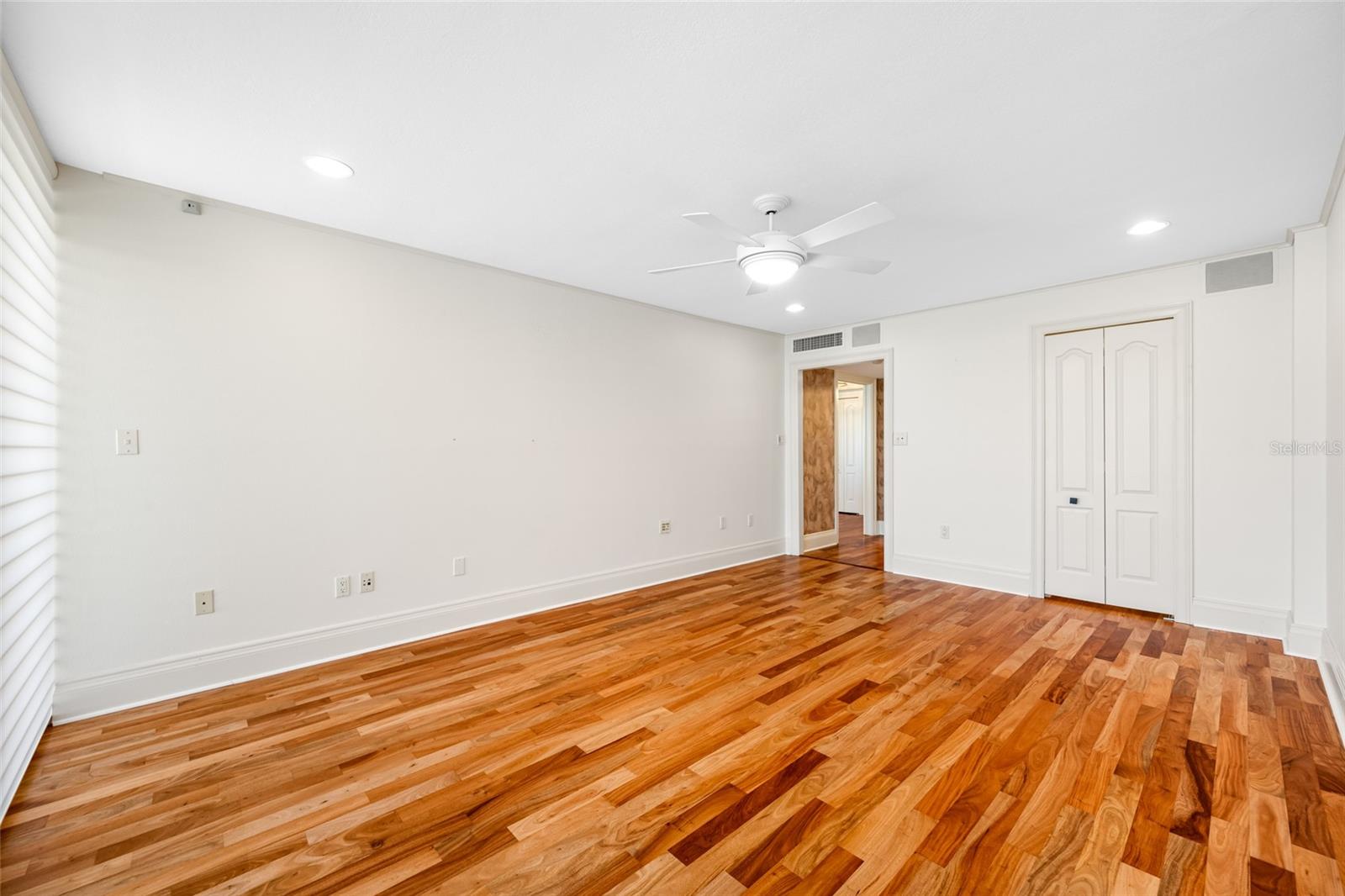 Listing photo id 50 for 7600 Bayshore Drive 1201a